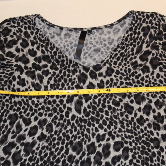 Women's black and gray leopard print v-neck top w/ ruched sides and sleeves - Picture 5 of 6